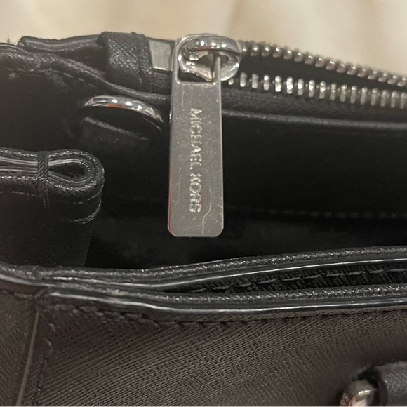 Michael Kors Kellen Satchel with magnetic closures and zipper - Picture 5 of 8